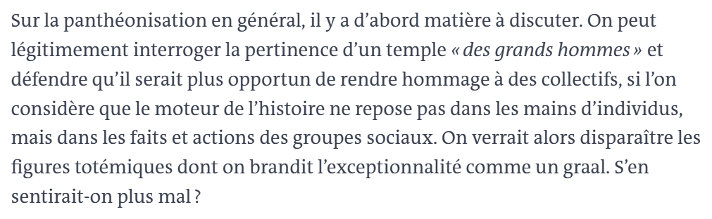 GabLattanzio's tweet photo. J'aurais aimé vous dire ce que je sais au sujet d'une signature de la tribune dans le Monde s'opposant à la panthéonisation de Samuel Paty. Pour une fois, je ne le peux pas.

Je peux cependant dire que le texte est une succession de postures. Sans honte, ces personnes revendiquent d'être des "artisans" plutôt que des héros. Une autoprolétarisation faussement modeste. Mais surtout, elles prétendent qu'elles s'imposent une sorte de silence endeuillé depuis cinq ans. Ces personnes ne sont ni de la famille de Samuel Paty, ni particulièrement connues pour leur silence.

Les auteurs du texte disent leur inconfort. Leur prudence avec les mots. Tu parles. Il faut se souvenir qu'après la décapitation, De Cock signait tout de suite après un texte contre "la tentation répressive" invitant les fonctionnaires à ne pas faire remonter à la police l'apologie du terrorisme de la part d'élèves provocateurs (cf. son blog mediapart). Où était le silence endeuillé alors ? La stigmatisation des élèves tournant en dérision l'attentat était sa crainte immédiate.

C'est par ailleurs une vision particulièrement condescendante et définitive de ces élèves, comme s'ils étaient tant fait de sucre qu'ils ne pourraient comprendre que l'apologie du terrorisme est gravissime.
 
Je voulais aussi reprendre le passage ici en capture d'écran, glorifiant les groupes plutôt que les individus. Ils veulent un Panthéon des classes sociales.

Quand Samuel Paty est mort, il n'est pas mort en collectif. Il est mort seul.

C'est lui seul qui a fait son cours. Et que ce soit Sud Education, la FCPE ou l'Etat, il n'y a pas de groupe qui a un bilan heureux après cette décapitation. Ils ont échoué, ou trahi.

Samuel Paty n'a pas eu le grand groupe progressiste promis à ses côtés. Il a été abandonné. Il l'est encore.

Mais pas par tout le monde. Soutenons Samuel Paty le grand homme, mort dans l'exercice d'un idéal.