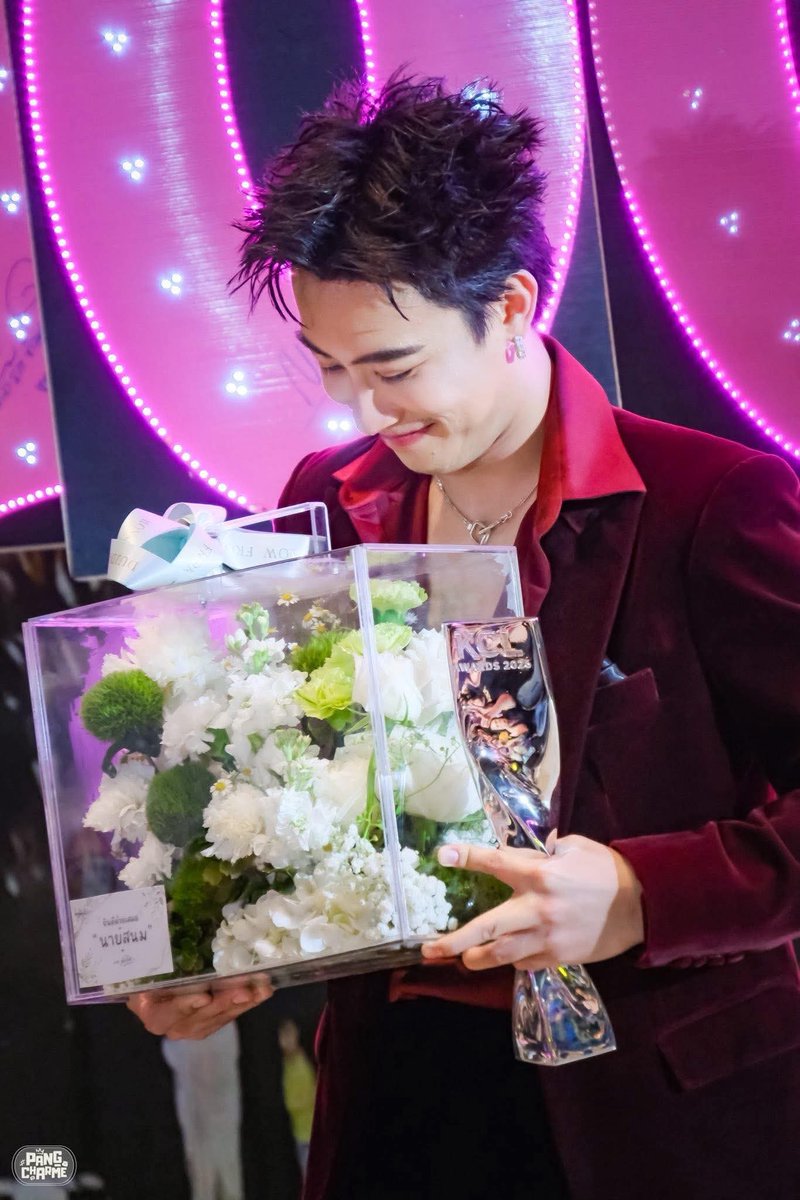 2425_jp's tweet photo. ความเป็นปป.ดูแลห่วงใยและใส่ใจกับสุขภาพ​ของธนดล
รู้ว่าธนดลแพ้เกสรดอกไม้จึงเลือกเป็นกล่องแทนการเลือกเป็นช่อ
สุขใจทั้งผู้ให้​และผู้รับ
#นุ๊กปาย https://t.co/DpfY0rJZT3
