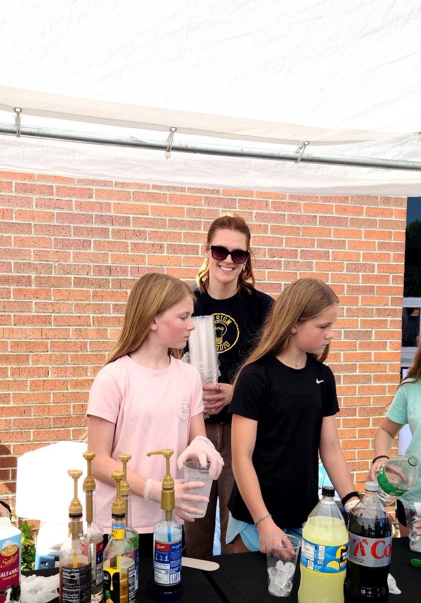 BizMathGuy's tweet photo. It’s amazing to watch leadership in action as students step up, solve problems, and serve the community with pride.
Excited to see all their effort come together! 👏🍽️🌟 #TheGrovePatio @ByronMSBears @ByronBears https://t.co/By4uoCFzyE