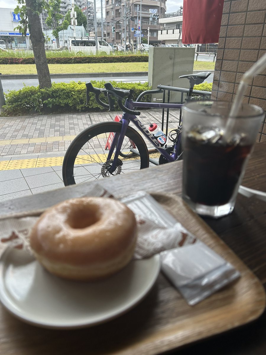 lastMinstrel's tweet photo. 雨降りそうだし、ドーナツ食って帰る。 https://t.co/mHj4LjAP7L