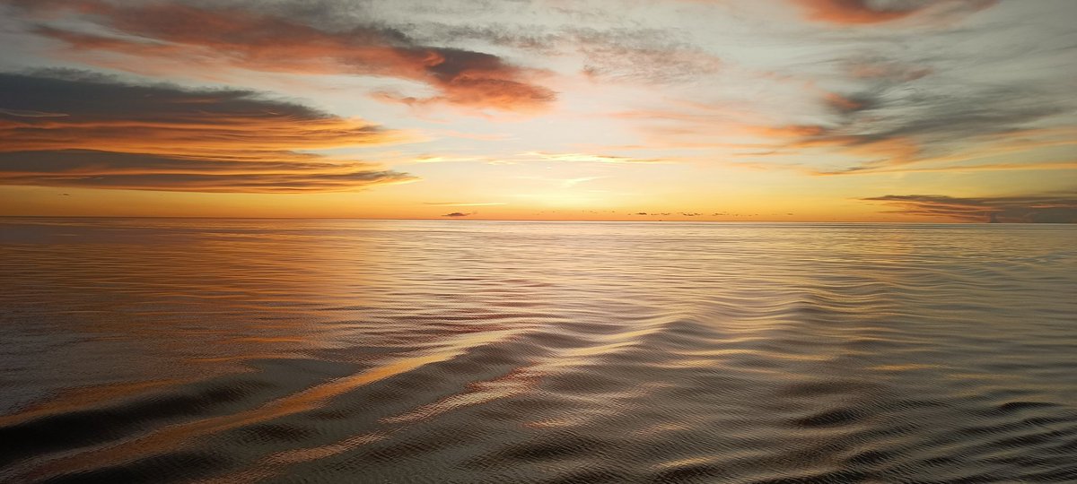 The_Wind11's tweet photo. Golden hour. #Pacific skies🌅

A frame straight out of 2022.. https://t.co/Ac56Kqdk1O