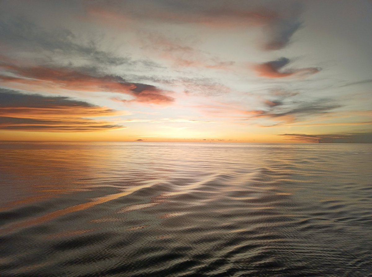 The_Wind11's tweet photo. Golden hour. #Pacific skies🌅

A frame straight out of 2022.. https://t.co/Ac56Kqdk1O