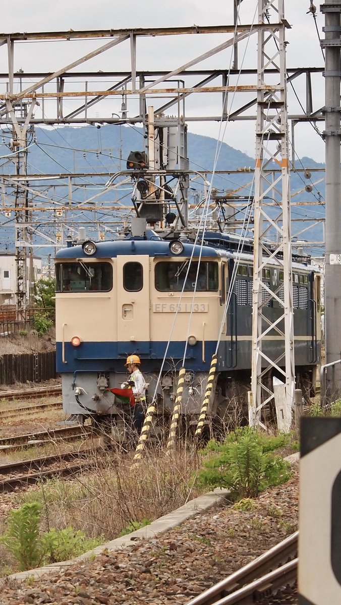 zoomingm7's tweet photo. ご近所でのEF65おっかけ(*´∀｀)＊ 
08/05/28（木）梅小路配給　機回し
EF65 1133

#下関機関区
#PF
#国鉄色
#ブルトレ世代
#ゆる鐡 https://t.co/GzKGgQSPrP