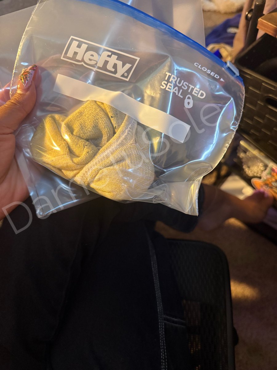 DameTuSole's tweet photo. These are going to their new home! 💛Double sealed. 

Currently working on two more pairs and then I’ll go back to my regular rotations unless someone else locks a pair in 😜 https://t.co/ITz4lzdgi4
