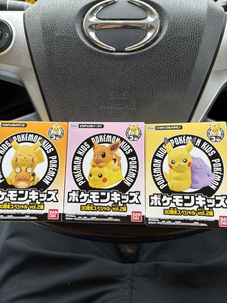 ZWing95's tweet photo. 積み込み場の近くのファミマに絶滅危惧種がいたわ！
ピカチュウはすぐ買い尽くされるからラッキー⟆͟ ͠ ‧͟   ݀𑁤 https://t.co/9rkz2TuA9s