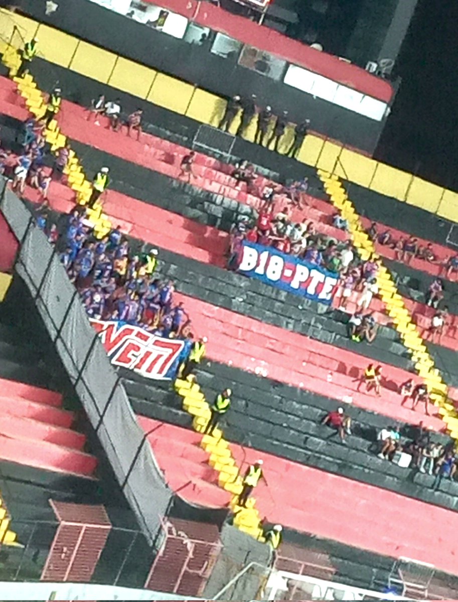 Tcxtarcisio's tweet photo. @Podcast45 
Isso é uma das mais vergonhosas e inacreditáveis imagens q eu já vi num estadio em quase 30 anos

2 torcidas do mesmo time, sendo separadas por um cordão de isolamento pra não se destruírem....
E tem gente q se orgulha disso... https://t.co/qX2vKsJA0r
