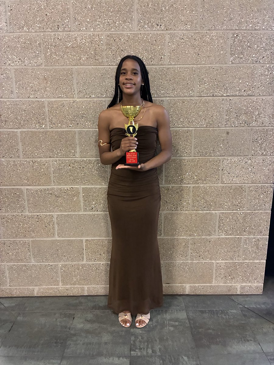 ekgirls_bball's tweet photo. Congrats to our Freshman, Kaelyn Wilson who was honored with the Rick Wycoff Award — Outstanding Freshman Female Athlete! 🏆🔥 Proud of our EKHS Freshman Female Athlete of the Year! 💪🏽❤️🏀 @EKHSFNN @eksports_org https://t.co/3WAMXTkACa
