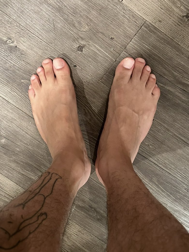 🦶🏼🍑🍌 tweet media