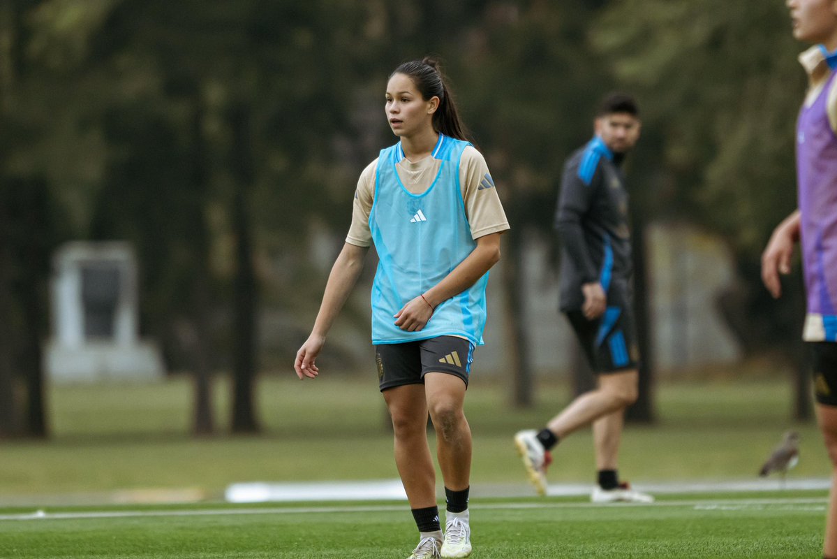 NewellsFem's tweet photo. Primer entrenamiento con la selección mayor 🇦🇷❤️🖤 https://t.co/OoURxvNlAR