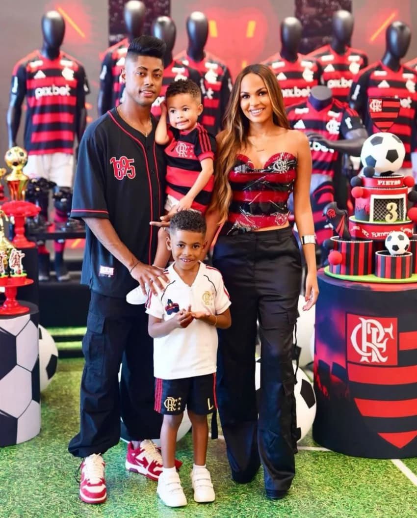 oarthurzinhofc's tweet photo. Vi uns babacas nessa rede falando que a “sorte” do Bruno Henrique foi ter virado jogador de futebol porque ele seria fudido por ser burro e ignorante.

Queria eu ser “burro e ignorante” e ganhar mais do que 90% da população do meu país.

Tem gente que não aceita que o cara venceu do jeito dele, da forma dele, e tenta diminuir a trajetória do maluco a qualquer custo.

E sabe o pior? Quem fala esse tipo de merda provavelmente não ganha nem 2 mil por mês, mora num cubículo e faz da internet um lugar pra destilar frustração e desejar o mal pros outros.