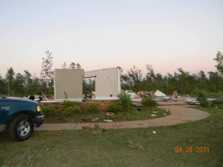 ihatemygrave_2's tweet photo. @StormCaptures if you wanna talk about unlucky, check this house out from the Barnesville, GA EF3 in 2011. Literally every other house sustained EF0 damage https://t.co/KlE4tQ9TCz