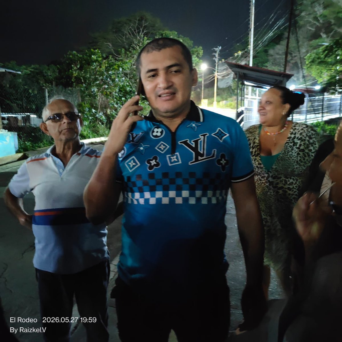 clippve's tweet photo. LIBERTAD | El abogado Lester Matute, detenido desde el 5 de enero bajo acusación por instigación al odio, acaba de salir del centro de detención El Rodeo I. 

Fue recibido por los familiares de presos políticos, quienes permanecen en vigilia desde el 8 de enero, cuando se anunciaron "excarcelaciones masivas".

Desde el Comité por la Libertad de los Presos Políticos celebramos esta liberación, pero recordamos que más de 500 presos políticos inocentes siguen detenidos. Sus familias no han cesado de clamar por su libertad. 

Es urgente y necesario que todos sean liberados de forma plena e inmediata.

#TransiciónSinPresosPolíticos #QueSeanTodos
