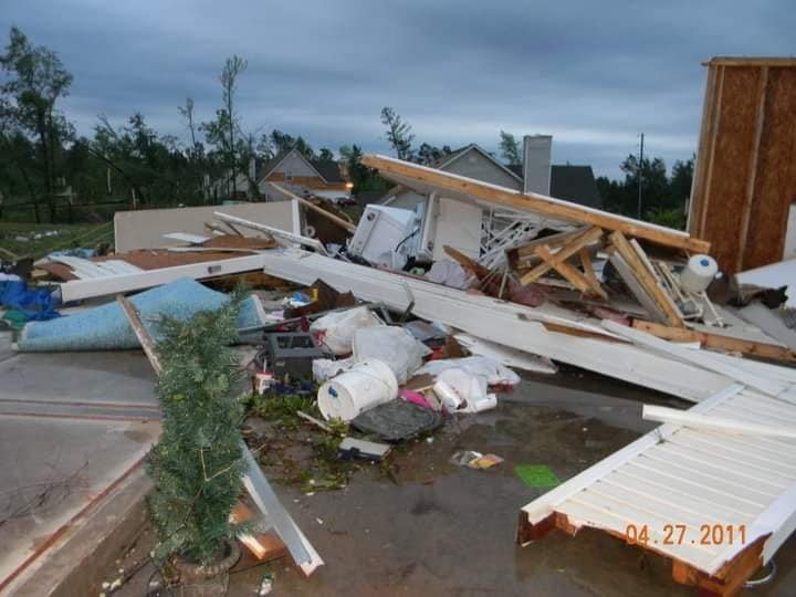 ihatemygrave_2's tweet photo. @StormCaptures if you wanna talk about unlucky, check this house out from the Barnesville, GA EF3 in 2011. Literally every other house sustained EF0 damage https://t.co/KlE4tQ9TCz