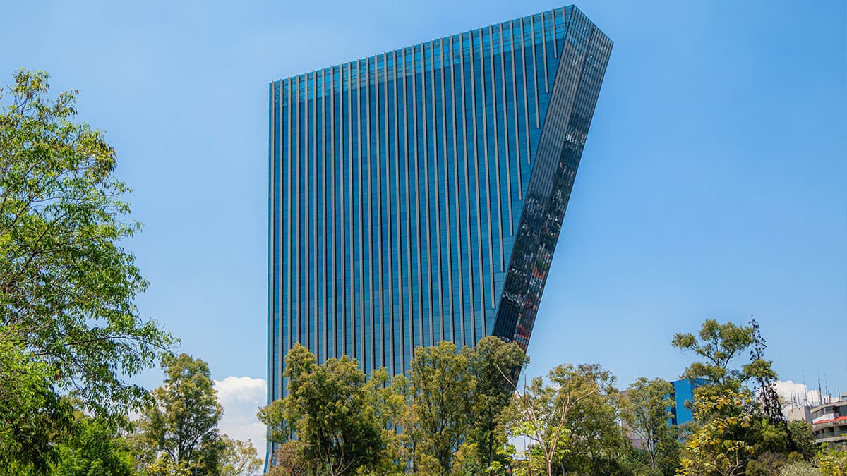 ChilangoCom's tweet photo. La Torre Virreyes fue diseñada por Teodoro González de León, nació del reto de salvar una gasolinera de los años 40 y terminó desafiando a la ingeniería, te contamos su historia. 🏢🏗️ https://t.co/h9sST5UdnX https://t.co/RmTLyyGZxk