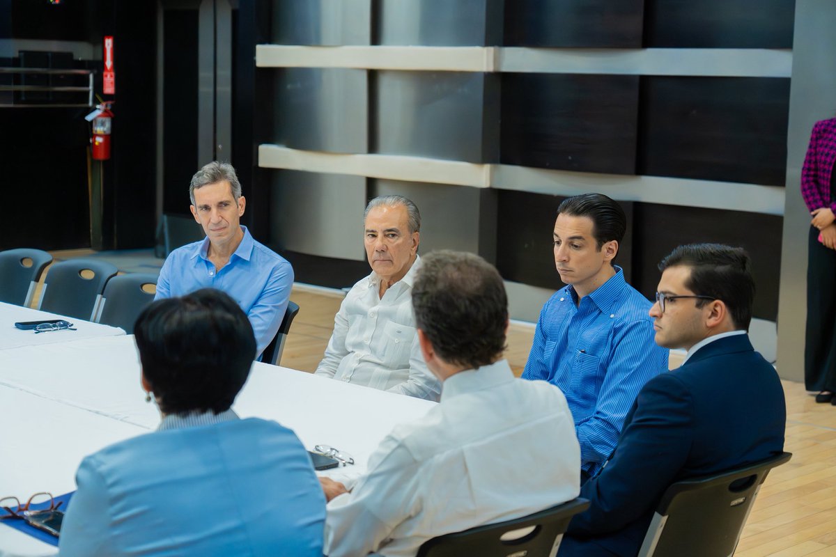 itobisono's tweet photo. Recibí a representantes de ALETA, la Alianza Empresarial Turística de La Altagracia, en un espacio de escucha y diálogo donde conversamos sobre los avances hacia una permisología más eficiente, el uso de la tecnología y nuevas oportunidades para seguir impulsando el desarrollo del sector. Mantener las puertas abiertas y escuchar de primera mano las propuestas del sector privado es clave para construir soluciones más ágiles y conectadas con la realidad del país.