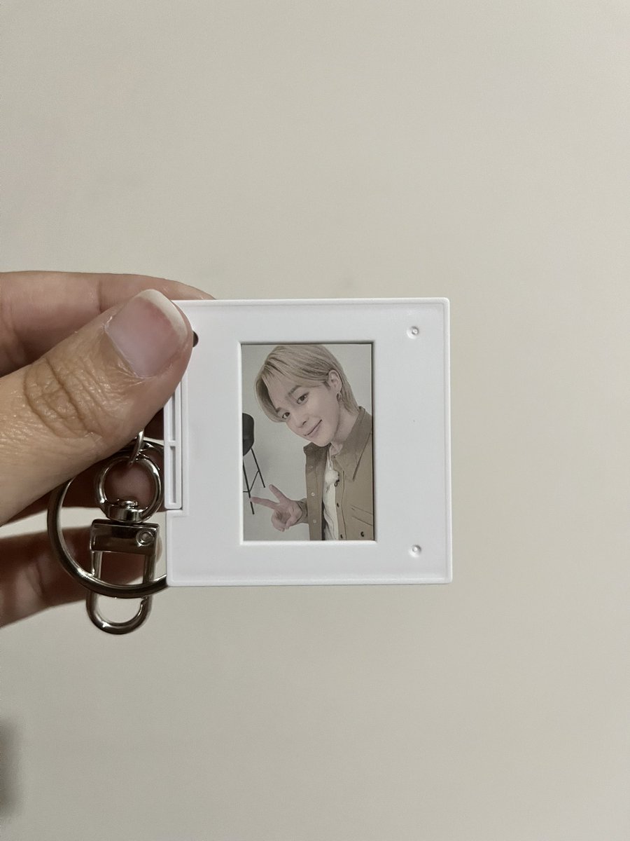 junggukbiased's tweet photo. chegouuuuuuu!!!!!! não acredito q veio o pc do jk e o chaveiro com o jm 😭😭😭😭😭😭 @StoreKLine https://t.co/XVvWkdqQF6