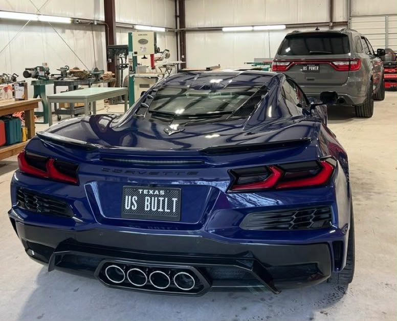 🇺🇸 Trump signed a Corvette window sticker for a supporter who