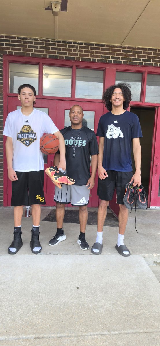 therealcoachv's tweet photo. Good workout session tonight with Fresno State Commit @AntG2026 and his younger brother who's on my 16u One Of Us squad @AiriusGranger . HWPO @teamoneofus @RL_HoopsKS @PrepHoopsKS https://t.co/hOxRMOlmd5