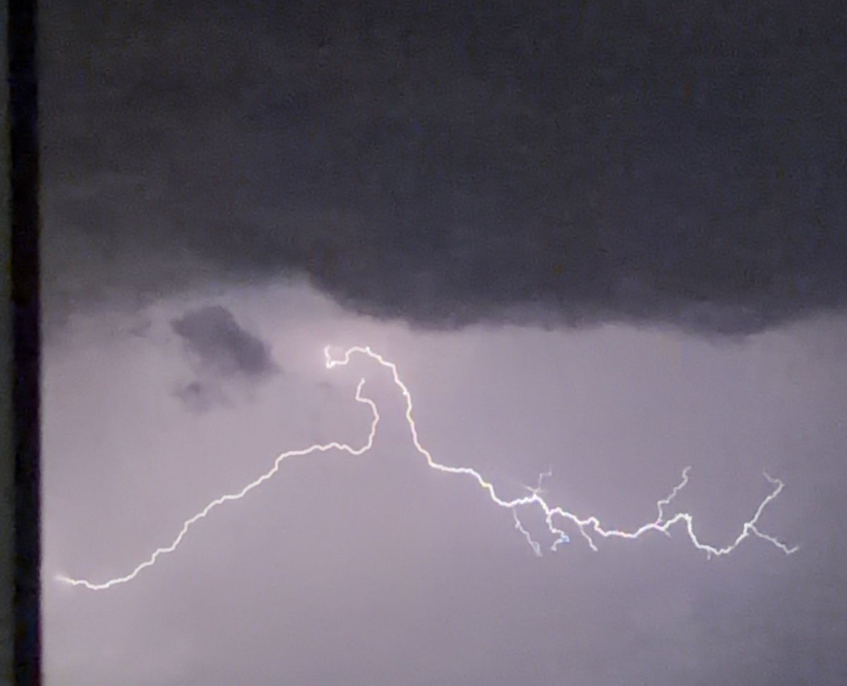 martothzinc88's tweet photo. Some lighting photos taken over in Wiltshire it’s non stop. #wiltshire #lighting #thunder https://t.co/cVXw3SU3X8