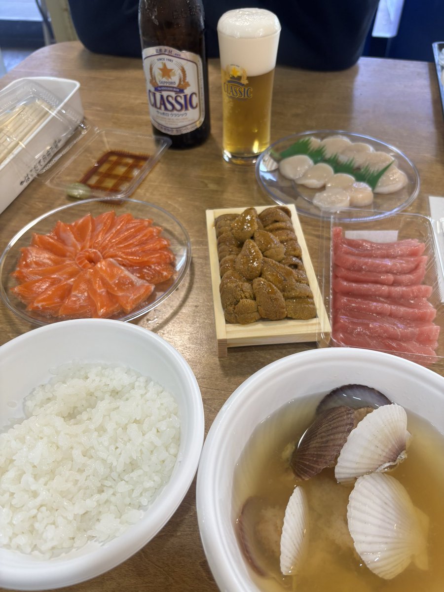 MisaKey927's tweet photo. 朝8時から贅沢する女🍺

函館自由市場、最高すぎた...
うに一箱2000円。
他も激安で旨すぎる🥹💕

あ〜幸せ🫶 https://t.co/CHtokGpUzn