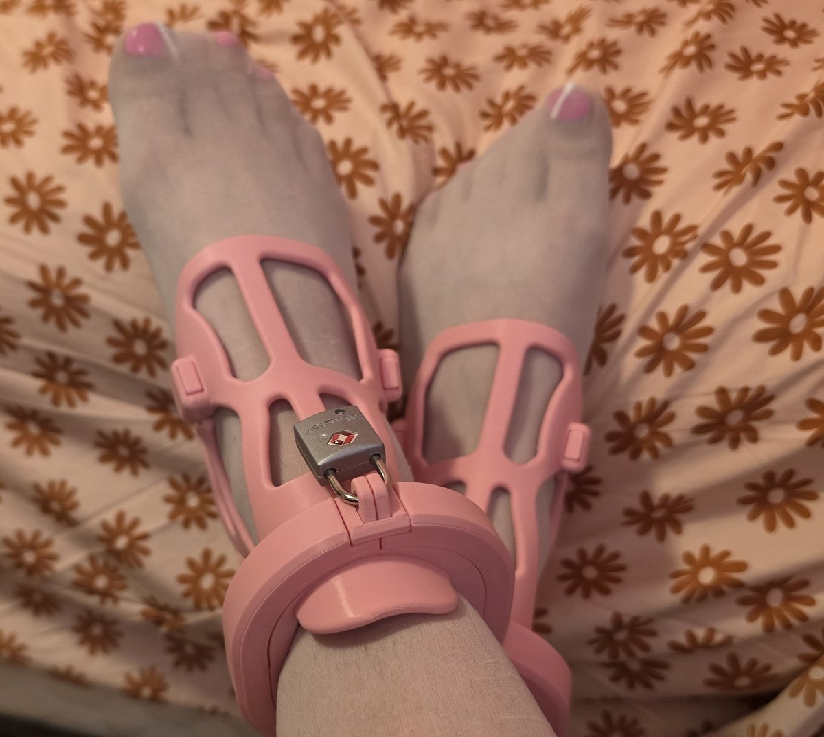 sylviesummers33's tweet photo. @rt_feet ankle cuffs~ https://t.co/63q46Db0w8