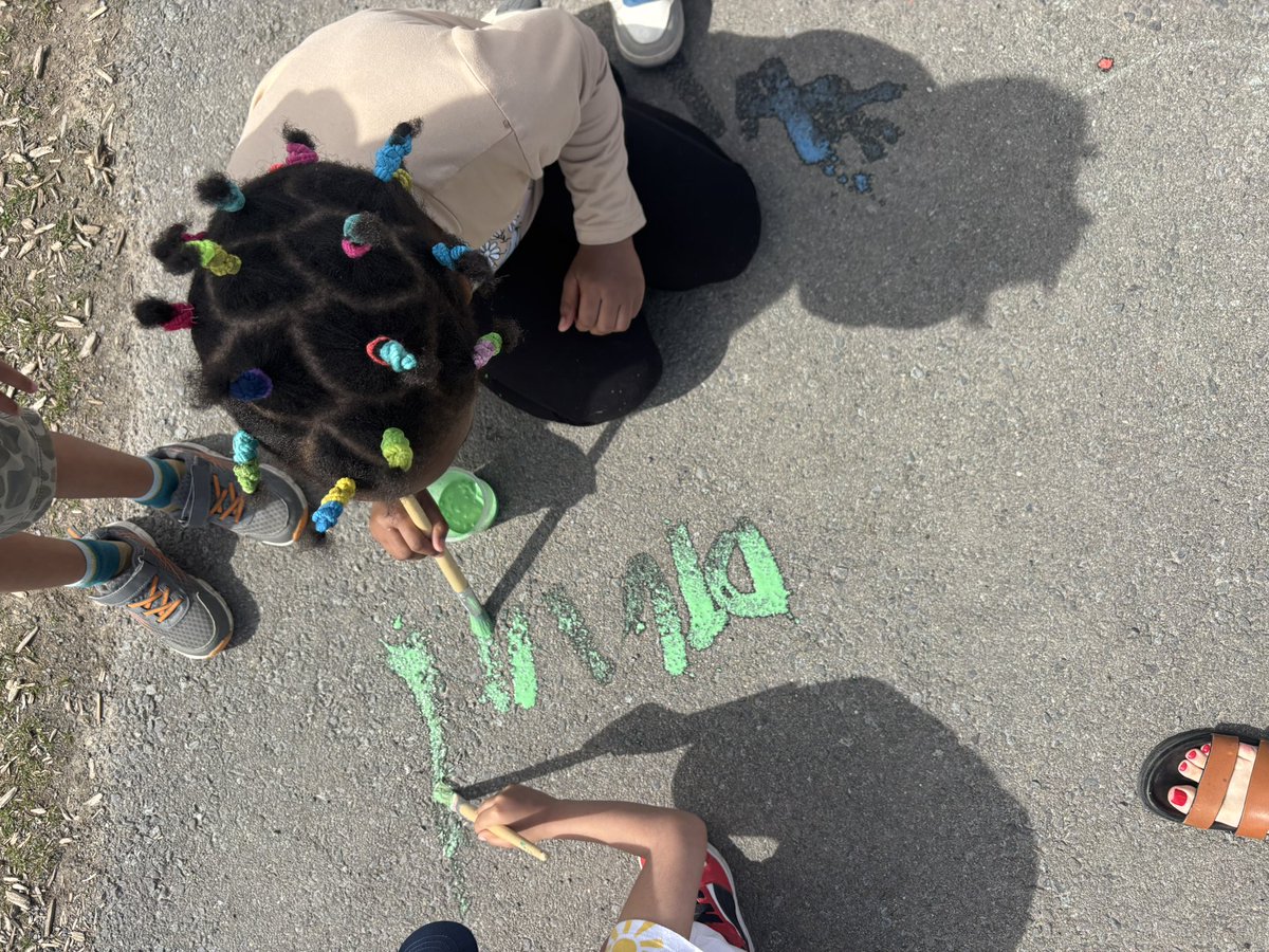 allisapowney's tweet photo. Painting is so much more fun when we make it ourselves! ๐จโจ Small pieces of leftover chalk make the perfect DIY chalk paint, especially with these handy little helpers๐ #ocsbart #kocsb @BernadetteOCSB https://t.co/KlRIyHAD6o