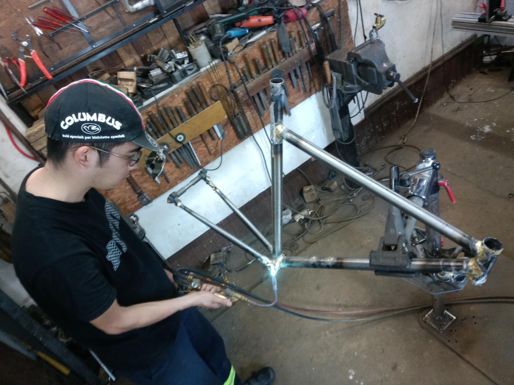 BYOB_Factory's tweet photo. メッセンジャー業のMさん、9日間の工程を終えフレームフォークが完成です！
なんと製作前からガス溶接講習受講済み！
素質満点で作業の慣れはもちろん、物に対して明確な理想をお持ちで且つその実現への道のりを考えるのが上手いところがとても印象的な方でした。
独特のフォルム　↓　#自転車は作ろう https://t.co/zxL1JjYWsa