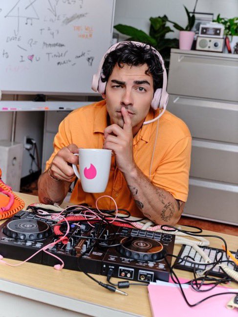 cupofjoehq's tweet photo. Joe Jonas via Tinder https://t.co/0YOyTfhAst