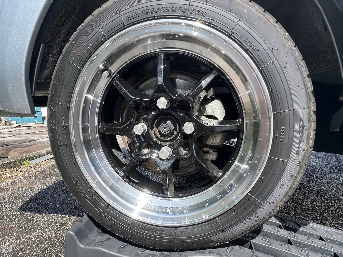 teamrexpower's tweet photo. アチ〜🥵
洗車がたまらんな〜💦💦
昨日IKが水滴がなんちゃら言うてたからマウント取ってやろうとup🤭
ただ水洗い（ブラシは使う）して放置！！
まあ普段からガラスコーティングもしてるから水弾きは👍
ホイールもコーティングしてるんでバチバチに弾く🎵
ダストは洗わないとダメですわ🙅‍♂️
でも洗車時間はかなり短縮されて楽ちん😊