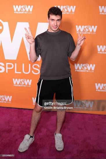 JahnZilch's tweet photo. idk these bitches sleeping on THE drag race fashion queen https://t.co/QslVAWdgui