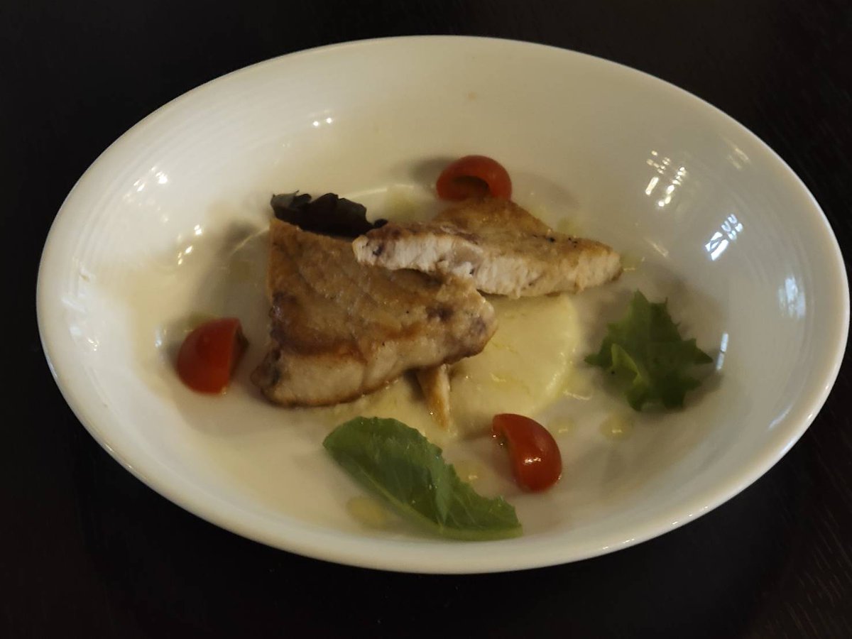 Pinocchio_Italy's tweet photo. わんちゃんメインディッシュ
今回はお魚です！
『めかじきのムニエル』
噛みごたえもあるので
食べ応え十分。満足してくれると思うなぁ😆 https://t.co/leOLQ0L5Eo