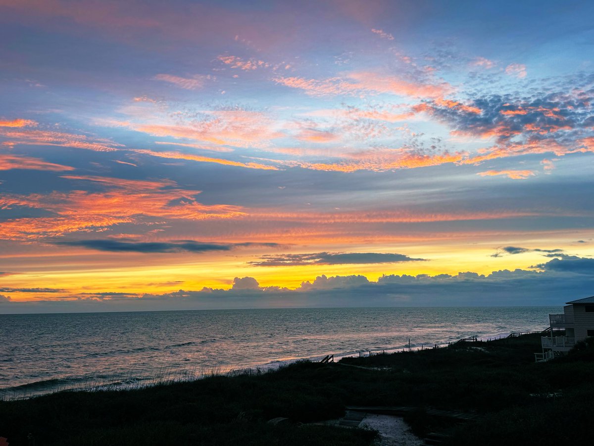 StatelineWX's tweet photo. Beautiful front stalling out west of us in Cape San Blas, FL. @I65WxSils @NWSTallahassee @ConeHeads8020 https://t.co/IpvzALJtcS
