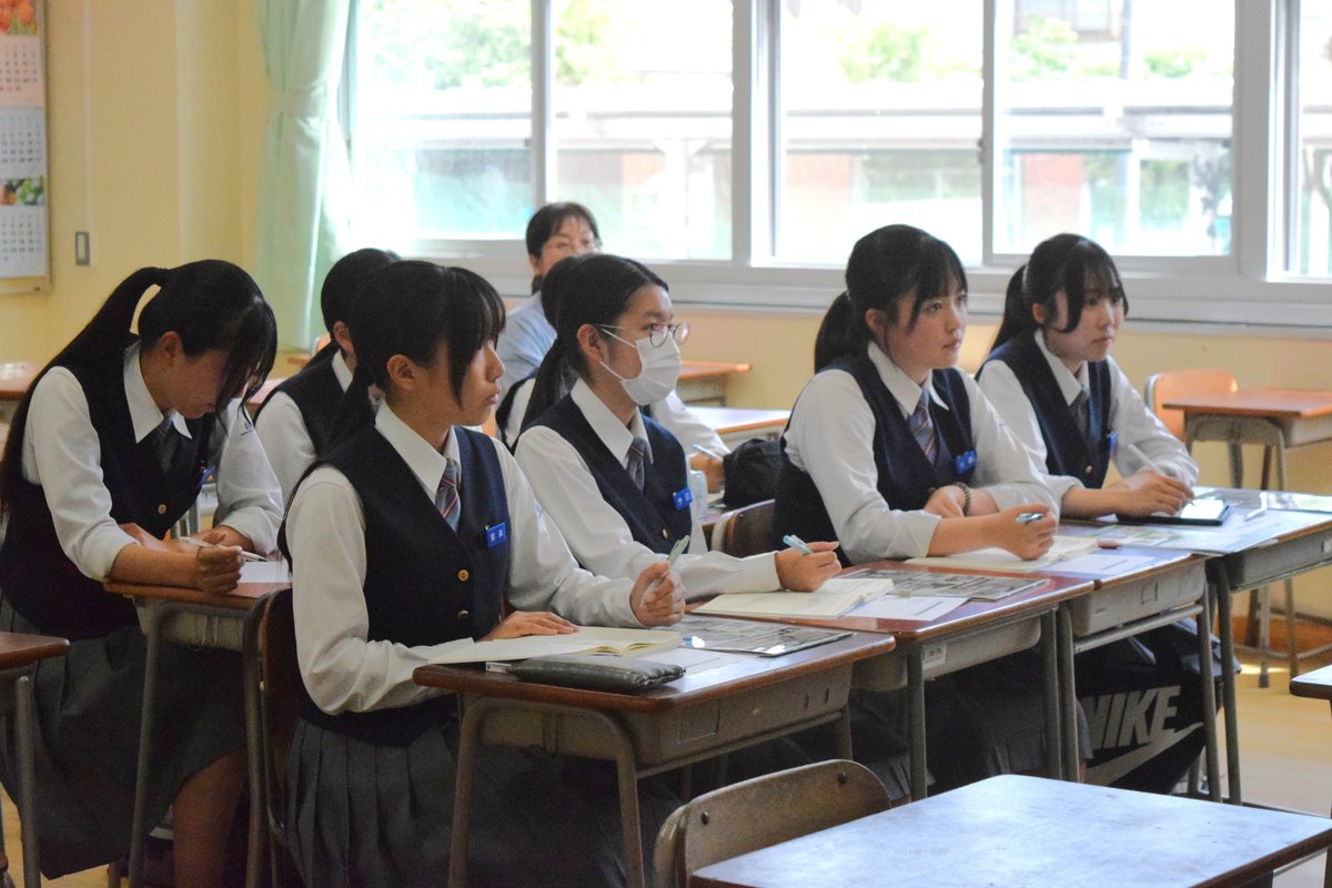 higashotw's tweet photo. 5月20日（水）、「進路研修会」を実施しました。
多くの大学・短期大学・専門学校・企業の方々をお招きし(40校10社)、それぞれの分野について詳しく説明していただきました。生徒たちは、自身の興味・関心や将来の進路を踏まえながら、真剣な表情で話に耳を傾けていました。
https://t.co/g2ZxB0Ks39 https://t.co/xpGk9X8S0a