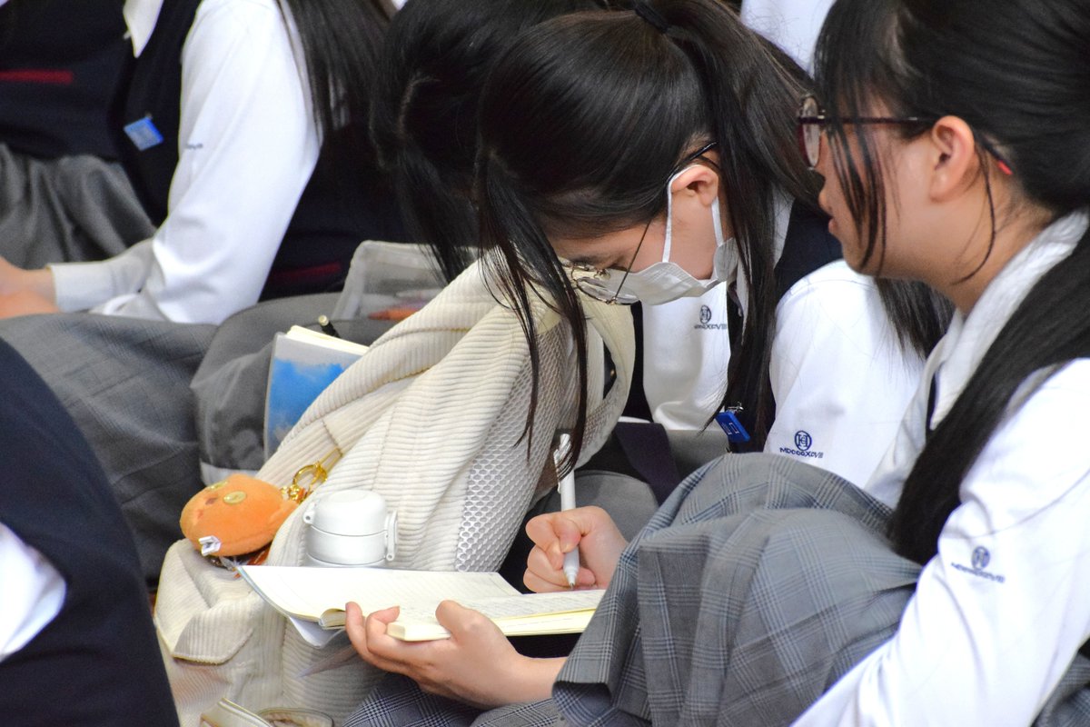 higashotw's tweet photo. 5月20日（水）、「進路研修会」を実施しました。
多くの大学・短期大学・専門学校・企業の方々をお招きし(40校10社)、それぞれの分野について詳しく説明していただきました。生徒たちは、自身の興味・関心や将来の進路を踏まえながら、真剣な表情で話に耳を傾けていました。
https://t.co/g2ZxB0Ks39 https://t.co/xpGk9X8S0a
