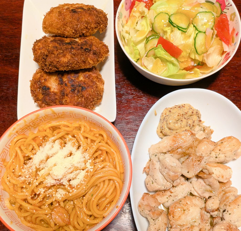 motherdinner's tweet photo. 5月26日(火)

ナポリタン　
チキンソテー
はんぺんコロッケ
サラダ

#おうちごはん #晩ごはん #夕食 #dinner https://t.co/b2WMa8NDp4