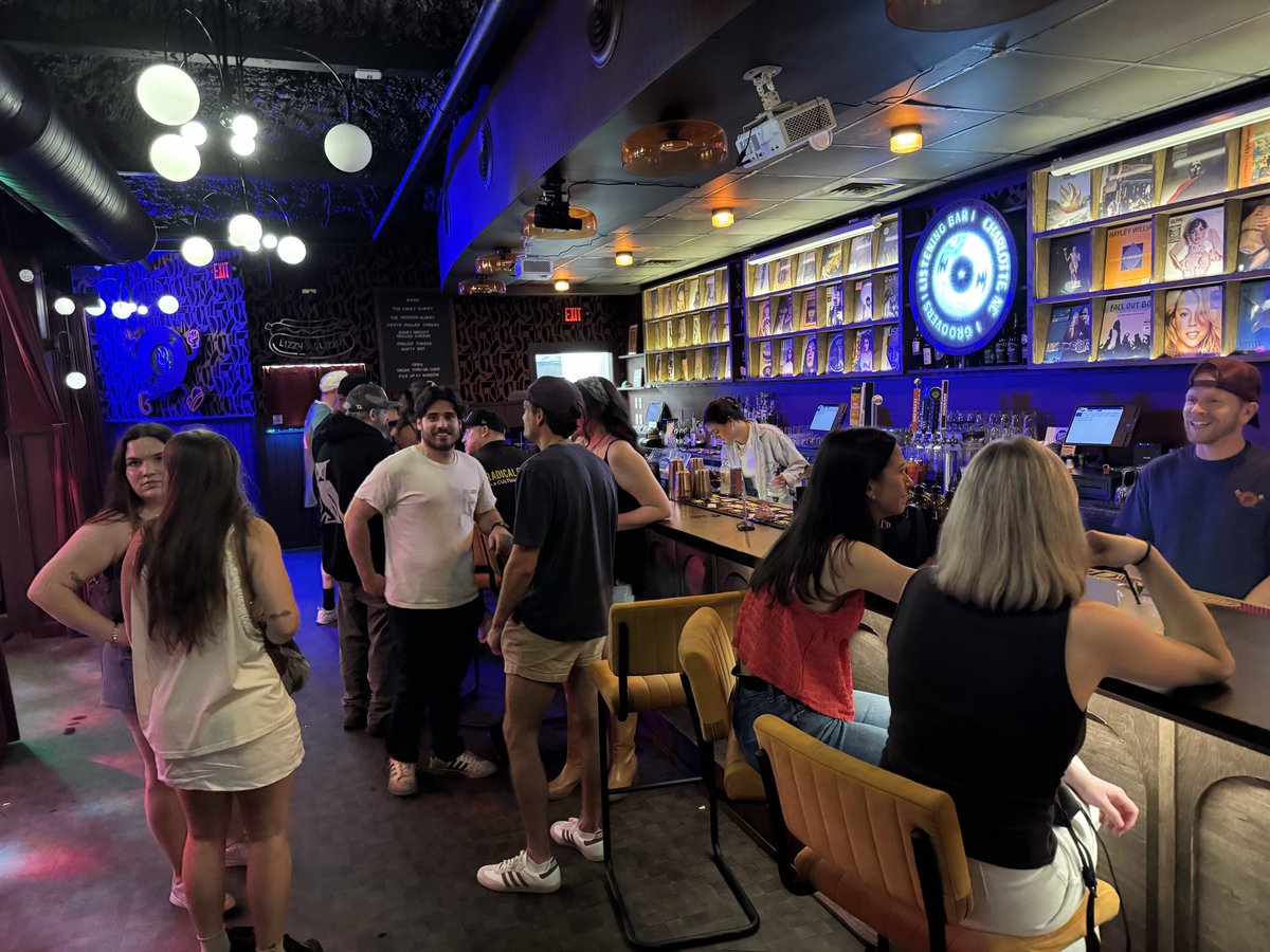 MyWeeklyGrind's tweet photo. I finally make it to Groovers in Charlotte, NC! It was a fun time and got crowded as the night went on. I’ve been wanting to go there for a while to show the younger folks how to actually dance 💃🏼 🕺🏼. It starts getting busier around 10 p.m. #charlotte #CharlotteNC https://t.co/O3l3boRvti