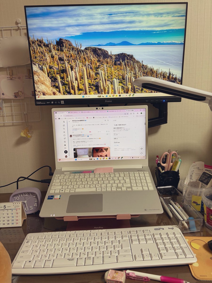 ju_ca_na's tweet photo. デュアルモニターは上下設置派🙋‍♀️

ちょっとお久しぶりになってしまいました💦

今回もデスク環境改革のお話です。

以前外付けキーボードとノートパソコンスタンドを導入したはいいものの、次はモニターの設置方法に悩むことに。

デュアルモニターは左右設置派と上下設置派がいるようで(?)、わたしは上下派です🙋‍♀️

でもこれまでのモニターアームだと、高さが足りなくて上下にできない…

そこで、高さが出せるタイプのモニターアームを購入。
無事上下設置にできました👏

上下設置だと、目線をずらすだけで両方のモニターをチェックできて楽なのです。

ただ上のモニターが結構高い位置になったため、ずっと見ていると首が痛くなります💦

なのでメインモニターはノートパソコンのものにして、上のモニターはチェックしたい資料を出すなど、サブで利用しています。

次はモニターライトが欲しいですね😁
デスク環境改革の旅は続くよどこまでも😂