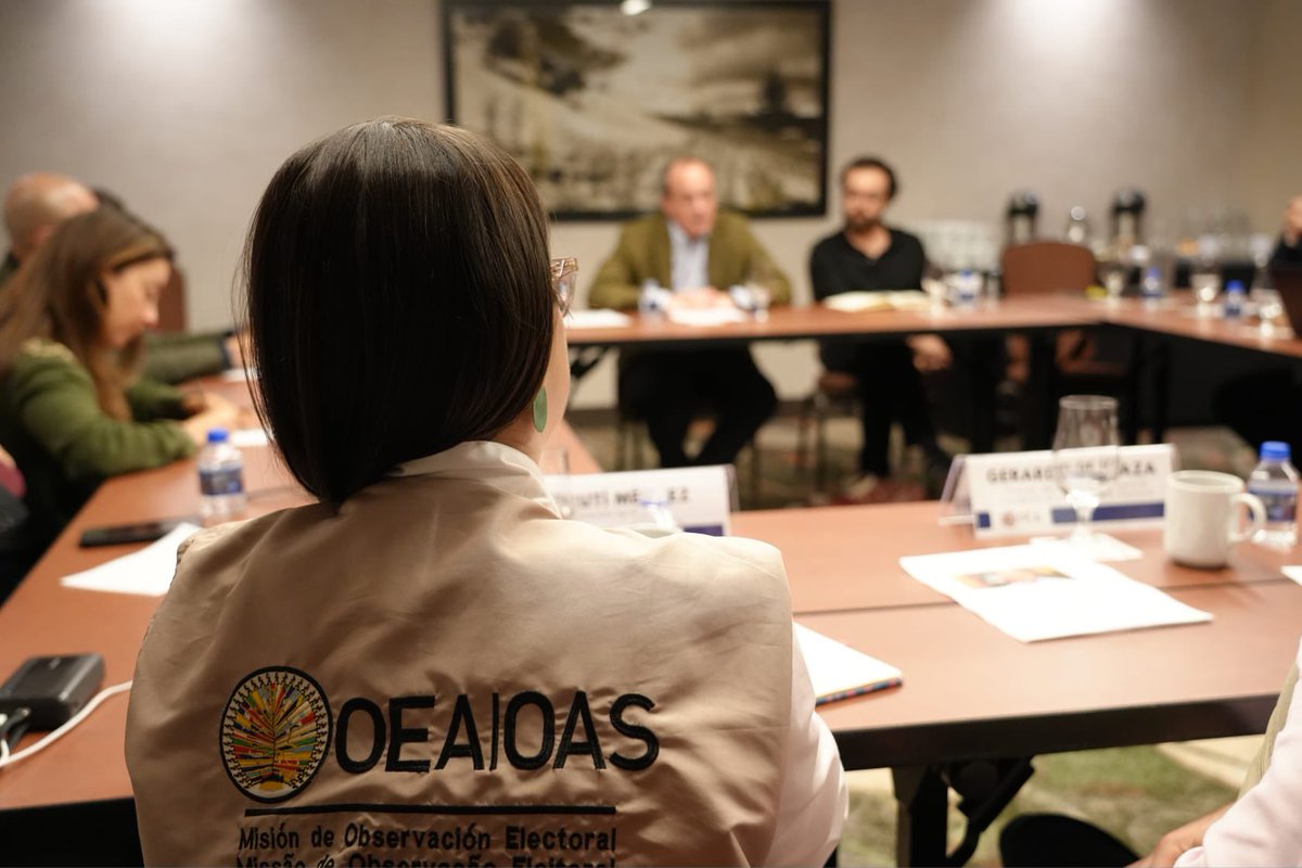 OEA_oficial's tweet photo. La Misión Electoral de la #OEAenColombia continúa su agenda de reuniones. Hoy el Jefe de Misión, expresidente @LeonelFernandez conoció diversas iniciativas de organizaciones de la sociedad civil que realizan observación electoral y tareas de monitoreo en el contexto de las Elecciones Presidenciales 2026 en 🇨🇴 #Elecciones2026