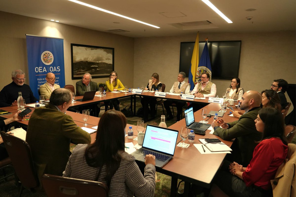 OEA_oficial's tweet photo. La Misión Electoral de la #OEAenColombia continúa su agenda de reuniones. Hoy el Jefe de Misión, expresidente @LeonelFernandez conoció diversas iniciativas de organizaciones de la sociedad civil que realizan observación electoral y tareas de monitoreo en el contexto de las Elecciones Presidenciales 2026 en 🇨🇴 #Elecciones2026