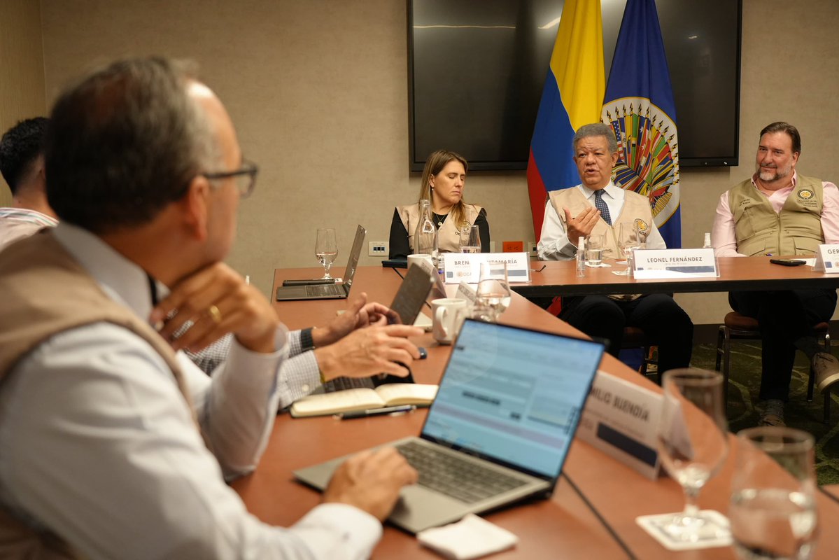 OEA_oficial's tweet photo. La Jefatura de la Misión de Observación Electoral de la #OEAenColombia sostuvo una reunión con las y los especialistas de la #MOE_OEA para analizar distintos aspectos de las Elecciones Presidenciales 2026 en 🇨🇴, incluyendo organización electoral y voto en el exterior, tecnología electoral, financiamiento político, justicia electoral, violencia electoral y campañas, medios y comunicación digital. #Elecciones2026