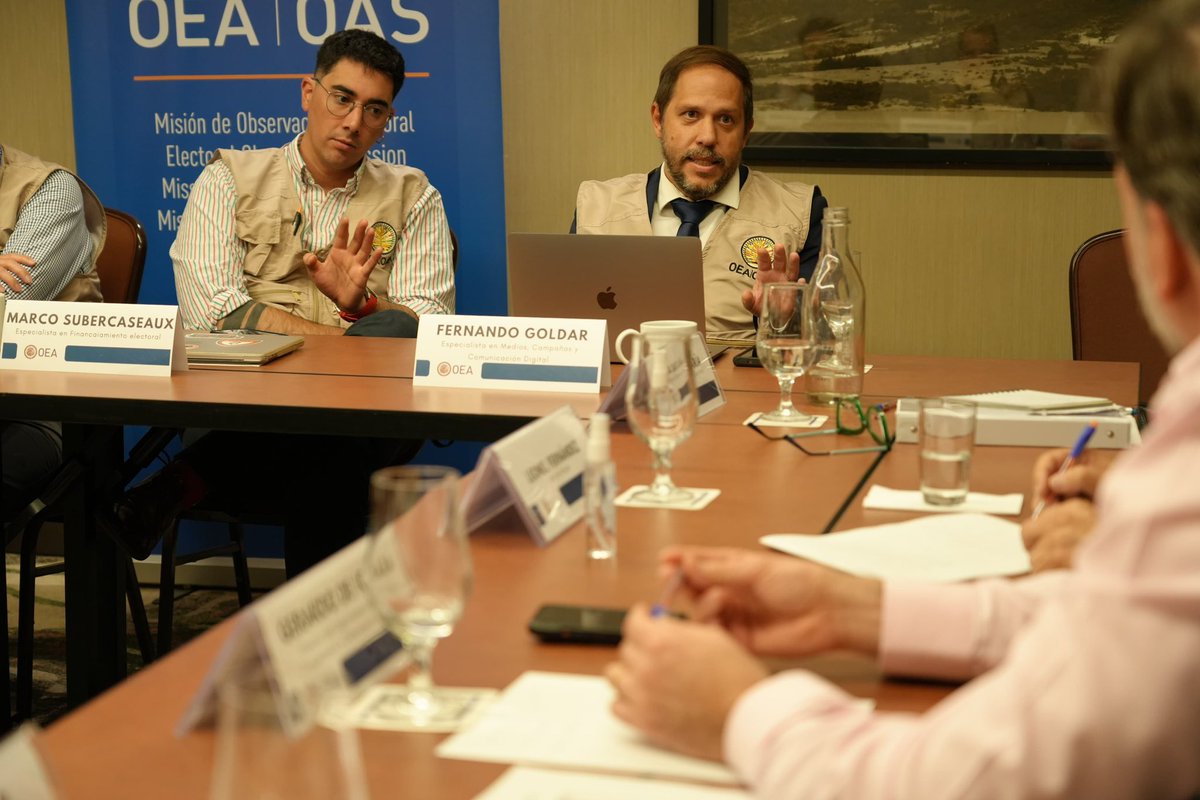 OEA_oficial's tweet photo. La Jefatura de la Misión de Observación Electoral de la #OEAenColombia sostuvo una reunión con las y los especialistas de la #MOE_OEA para analizar distintos aspectos de las Elecciones Presidenciales 2026 en 🇨🇴, incluyendo organización electoral y voto en el exterior, tecnología electoral, financiamiento político, justicia electoral, violencia electoral y campañas, medios y comunicación digital. #Elecciones2026