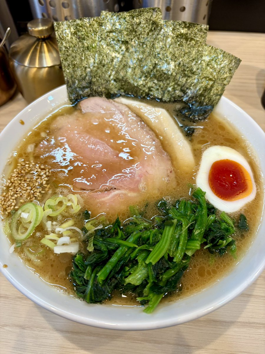Shin33R's tweet photo. 麺活 19杯目
偶然見つけて前々から気になっていた岩本町の気骨家さん。
様々な系譜で修行された末の「新家系」とはどんな味かと楽しみにしていたが期待を上回る味、皆さん言う通りスープ激うま！全ての要素が高レベルで釣り合う👍
ぜひ評価されてほしい良店。

#家系
#新家系 https://t.co/DMDVw5HscY