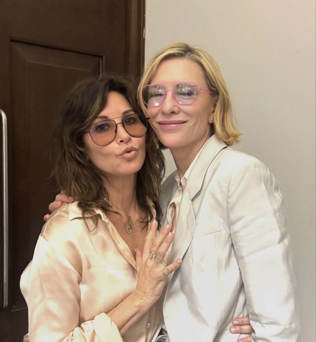 WoodyAllenWeb's tweet photo. Encuentro de actrices del universo Woody Allen. Gina Gershon (Sue en “Rifkin’s festival”) tiene nuevo libro y está realizando entrevistas para presentarlo. Anoche Cate Blanchett (Jasmine en “Blue Jasmine”) fue su invitada. https://t.co/M6BIP7NU1o