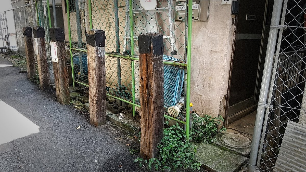 yellow_yk's tweet photo. 再開発の話題が聞こえるJR高円寺駅高架下で、気になるものを発見。もしや、1966年に高架線になる前の、線路跡？なんとなく新宿ゴールデン街横の、都電跡にも似た匂いがする。
2026年5月 撮影 https://t.co/pSj6EIj3fI