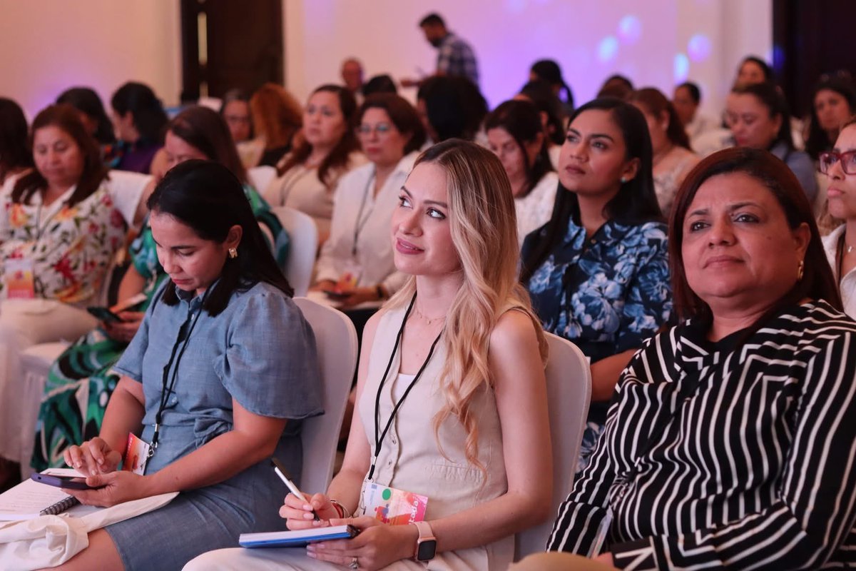 Yass_Meza's tweet photo. 💜 Fuí parte del Intercambio Regional organizado por @onumujereshn donde abordamos ideas y estrategias para incrementar la participación política de las mujeres.

Seguimos trabajando por más espacios donde las mujeres puedan participar, liderar y alzar la voz sin violencia ni desigualdad. Porque una democracia más justa se construye entre todas y todos. 🌟