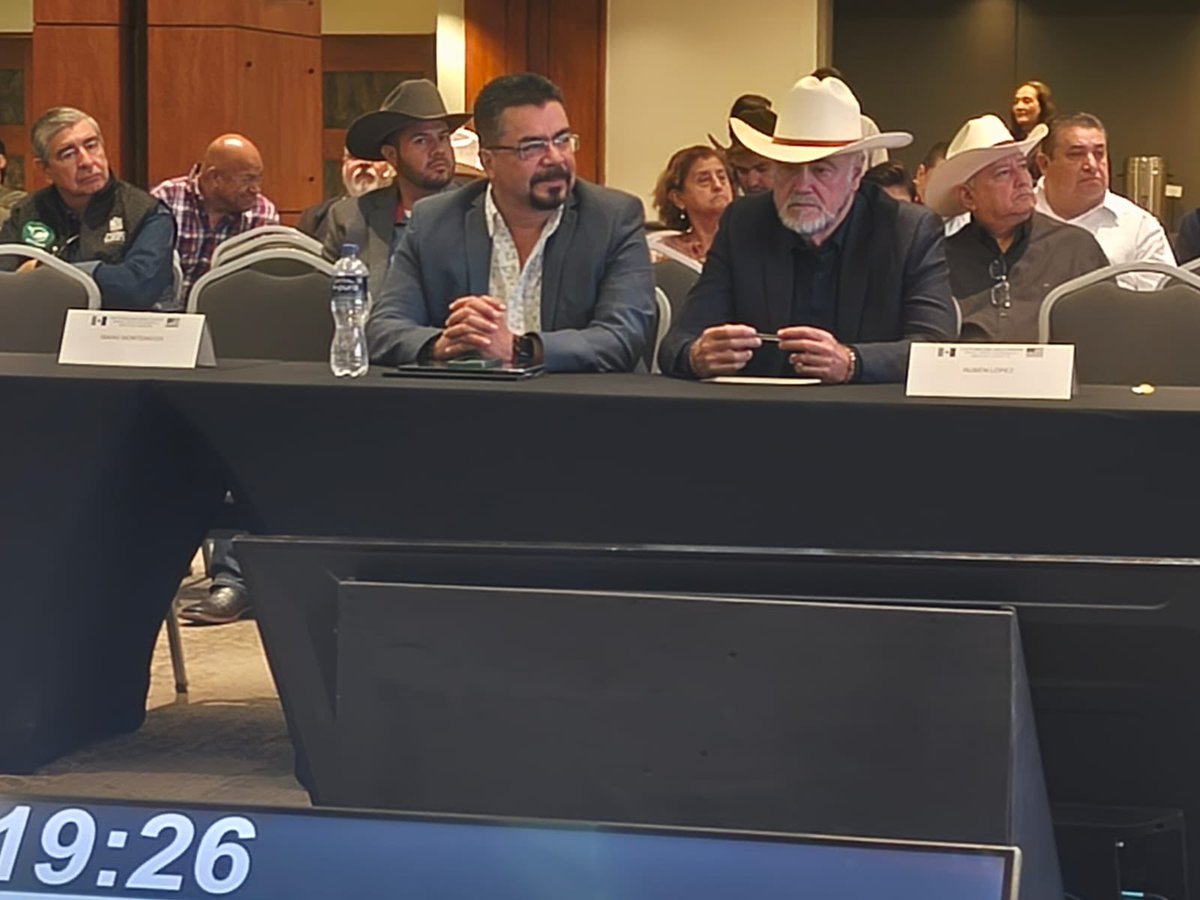 SedeaQro's tweet photo. Asistimos a la Reunión del Comité Binacional organizada por la @CNOG_MX. Compartimos estrategias conjuntas para la prevención y erradicación de enfermedades ganaderas, reafirmando el compromiso de fortalecer la sanidad animal y respaldar a los productores pecuarios de Querétaro https://t.co/43KVKMvo7K