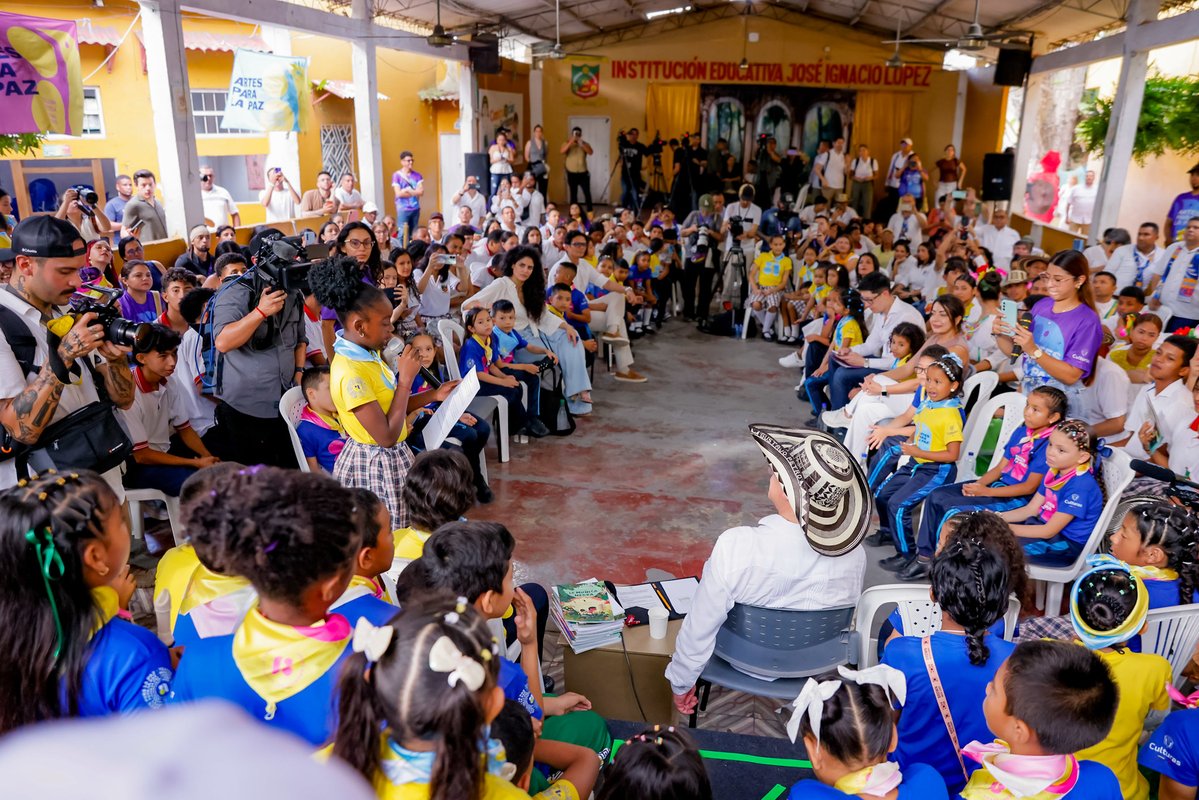 📸| En Sincelejo, Sucre, el pueblo salió a las calles para acompañar al  Presidente @Petrogustavo en una jornada marcada por el respaldo popular, la  cultura y los anuncios sociales que impactan directamente