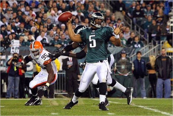 Dougie_AXP's tweet photo. @PhilaFanCentral @Eagles Like look at this. Just enough of a break to give the remaining white a contrast that doesn’t make it seem too overwhelming and “unitard” looking.  You can see his tackle in the background had the white up a little higher. Both work. https://t.co/4bhR3oHWN3