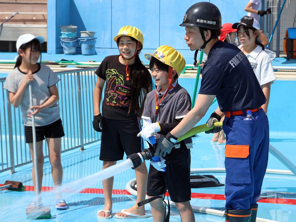 enacityofficial's tweet photo. ＼消防団と一緒に消防ホースでプール掃除をした
よ🚒💦✨／

5月25日、三郷分団員と三郷小学校の児童が、実際の火災
現場で使用する消防ホースを使ってプール清掃を行いま
した😊

児童たちは勢いよく出る水に驚きながらも、楽しみなが
ら地域防災への理解を深めました😊🚒 https://t.co/D9Iufv3pxZ