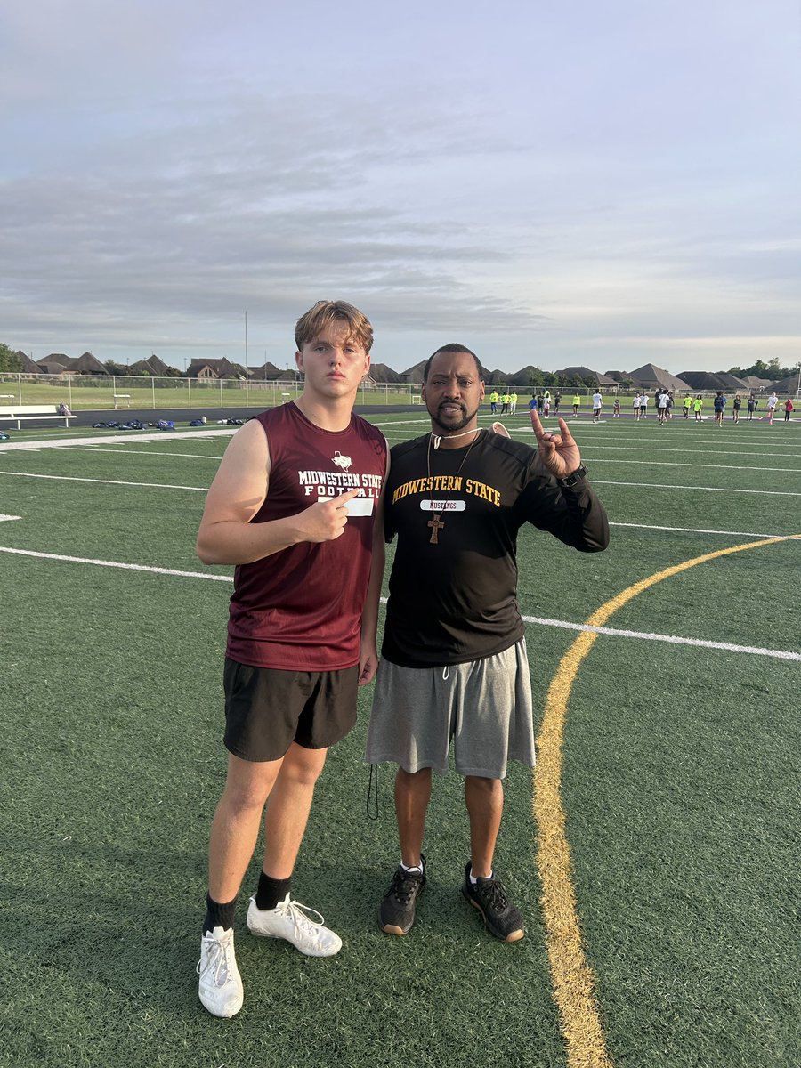 JaxOliver20's tweet photo. Had a great camp today! Appreciate the coaching and competition. Always working to get better every rep.
2028 LB | 6’1 200lbs | 
@_coachcccoleman @SCSharkFootball @CoachMMcGraw @Zinn68 @DonnieBaggs_ https://t.co/GIU4VvYnbY
